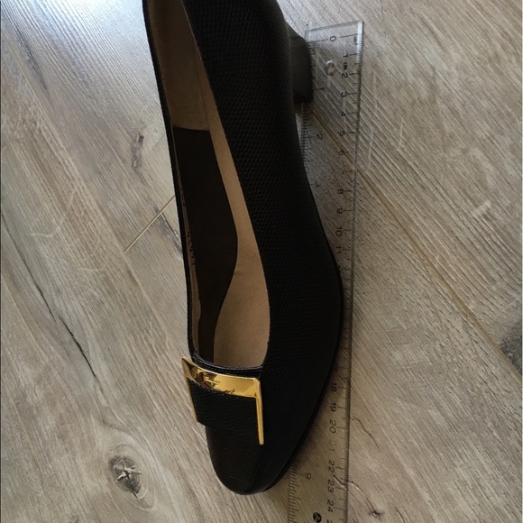 Classic Ferragamo pumps - Picture 12 of 16